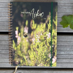 Metsän aika kalenteri kuminauhalla